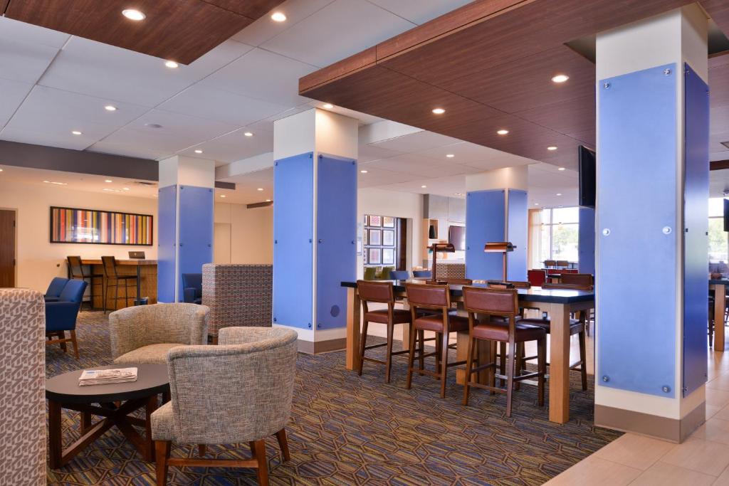 Holiday Inn Express & Suites - Mall of America - MSP Airport by IHG photo 4