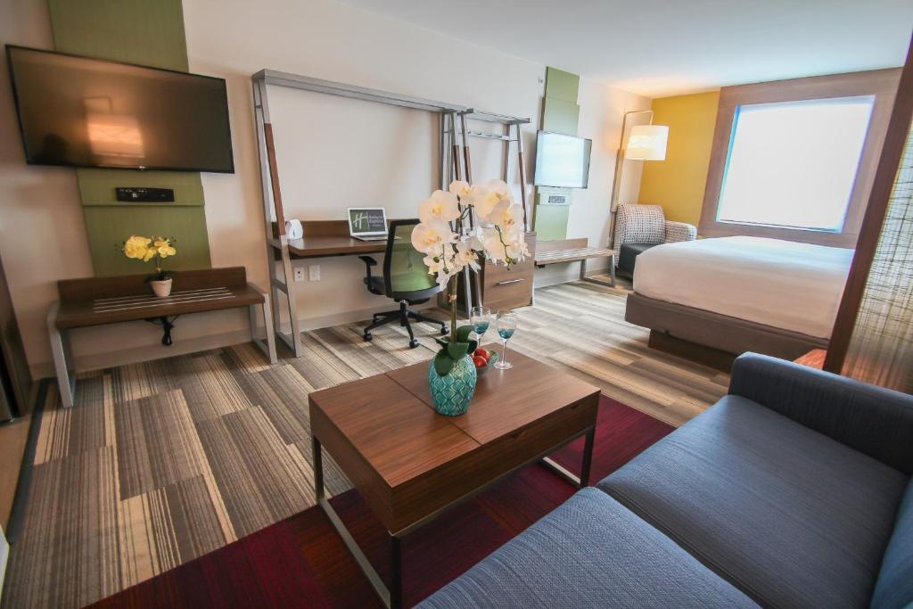 Holiday Inn Express & Suites Miami Airport East by IHG photo 2