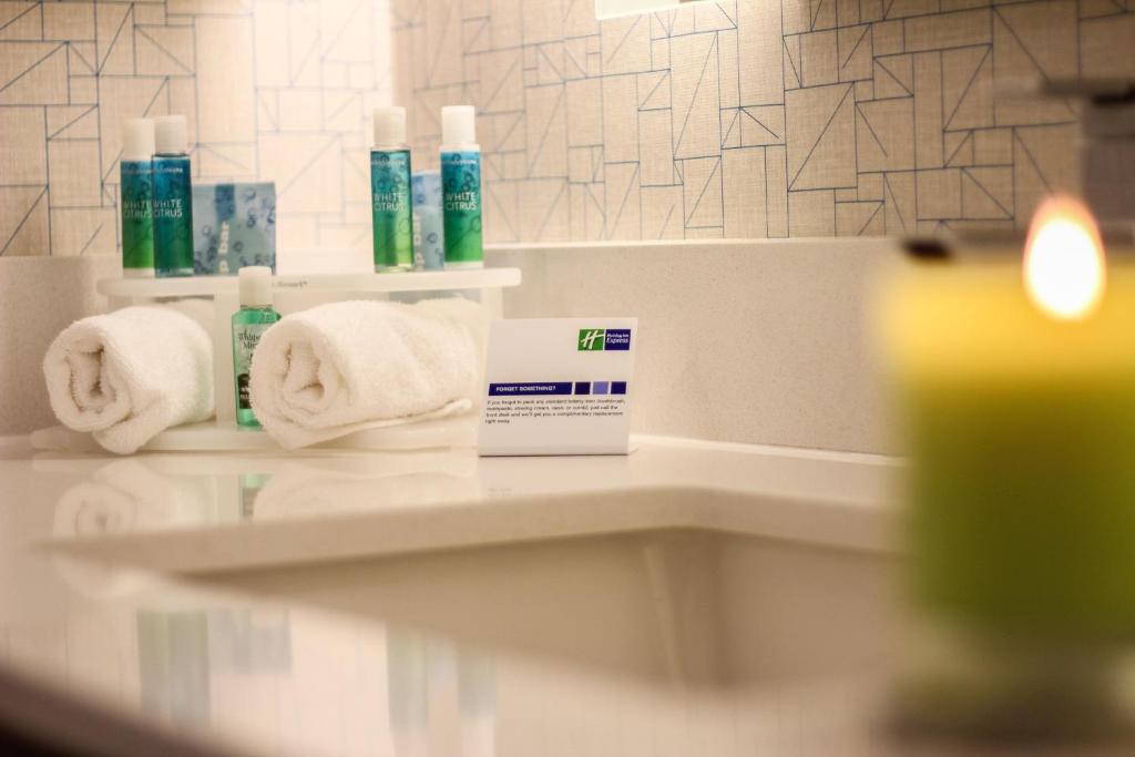 Holiday Inn Express & Suites Miami Airport East by IHG photo 3