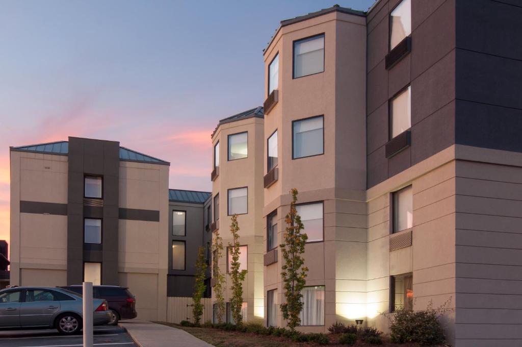 Holiday Inn Express & Suites Nashville-I-40 & I-24(Spence Lane) by IHG, photo 1