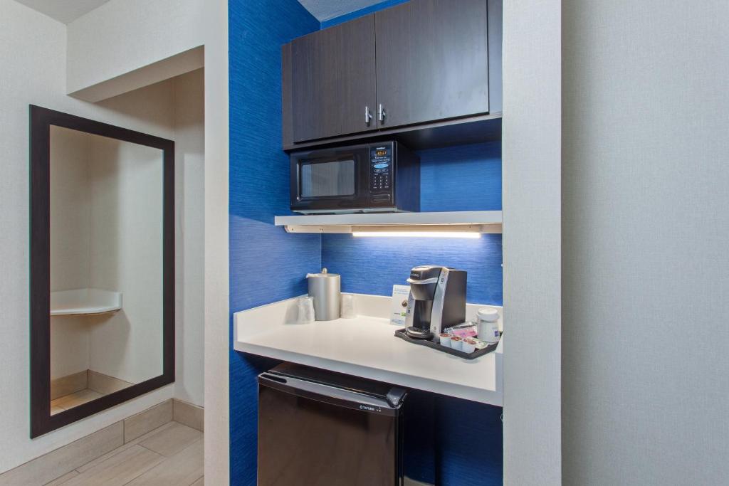 Holiday Inn Express & Suites Oakland - Airport by IHG photo 3
