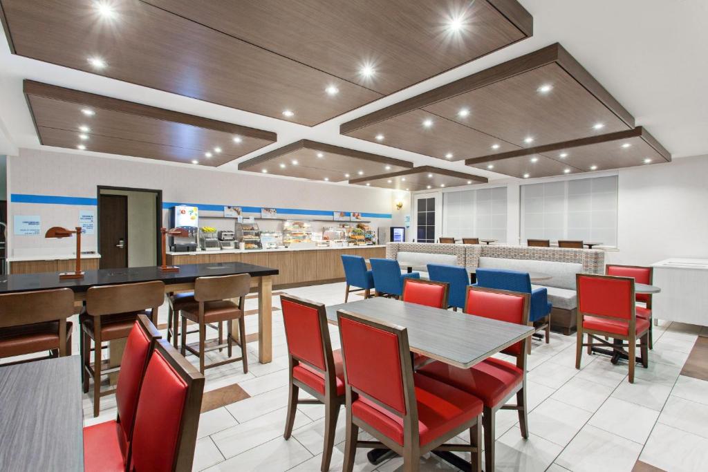 Holiday Inn Express & Suites Oakland - Airport by IHG photo 4