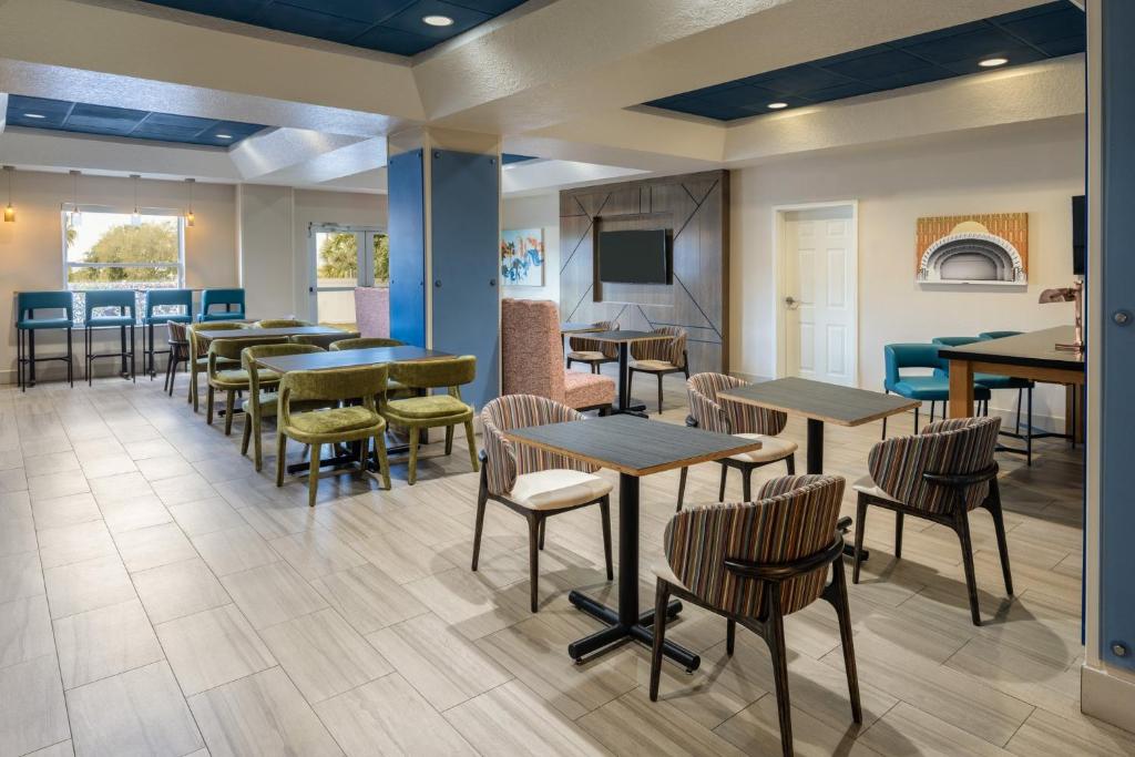 Holiday Inn Express & Suites Orlando International Airport by IHG photo 4