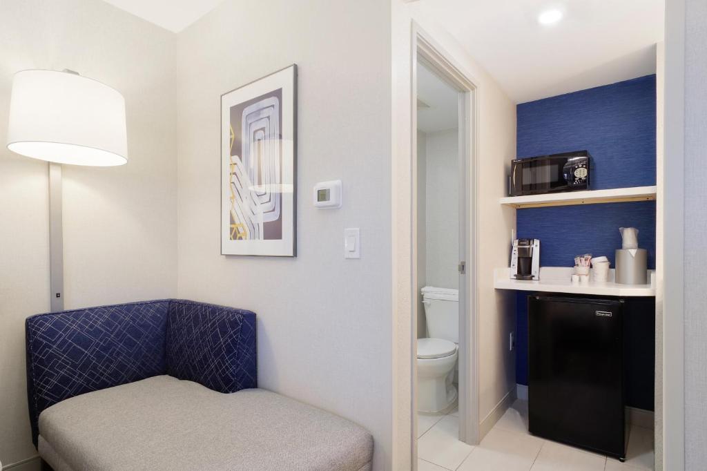 Holiday Inn Express & Suites Phoenix - Tempe by IHG photo 3
