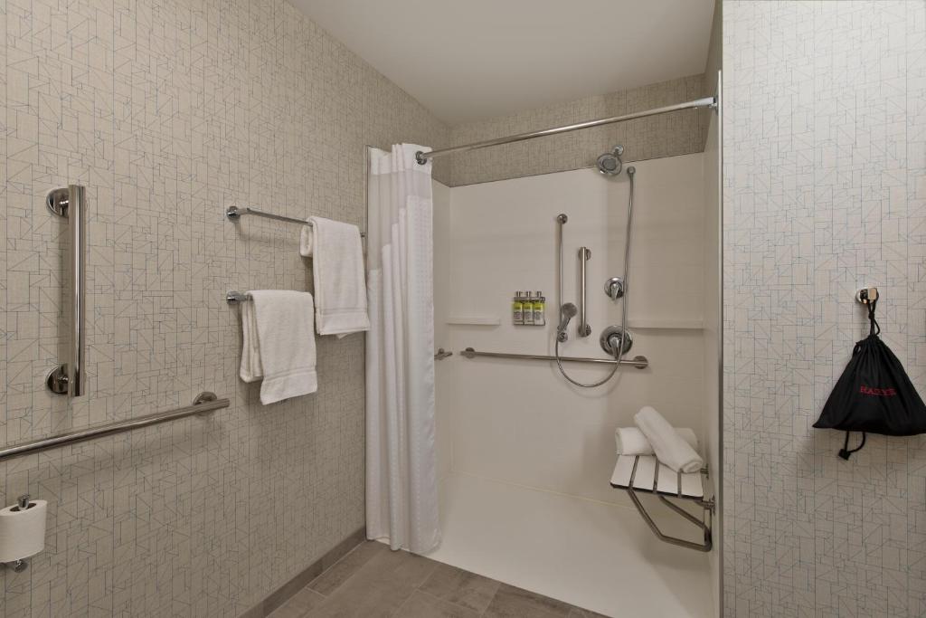 Holiday Inn Express & Suites - Portland Airport - Cascade Stn by IHG photo 3