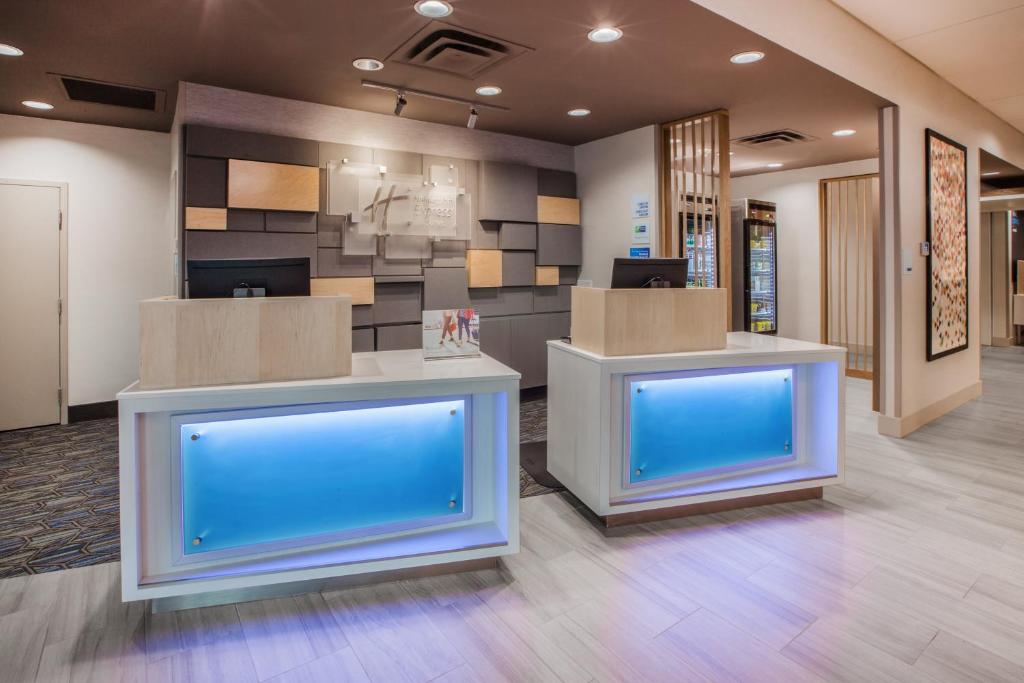 Holiday Inn Express & Suites - San Jose Airport by IHG, photo 1