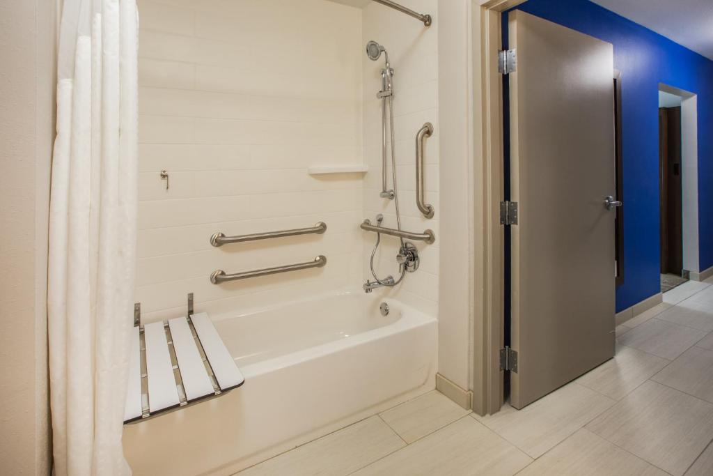 Holiday Inn Express & Suites - San Jose Airport by IHG photo 3