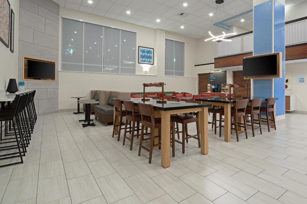 Holiday Inn Express & Suites Seattle-Sea-Tac Airport by IHG photo 4