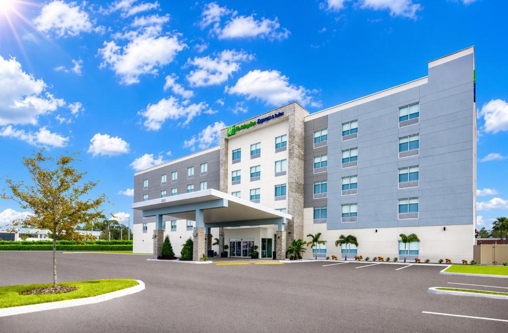 Holiday Inn Express & Suites Tampa Stadium - Airport Area by IHG, photo 1