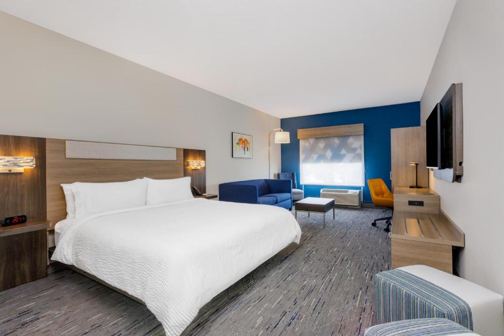 Holiday Inn Express & Suites Tampa Stadium - Airport Area by IHG photo 2