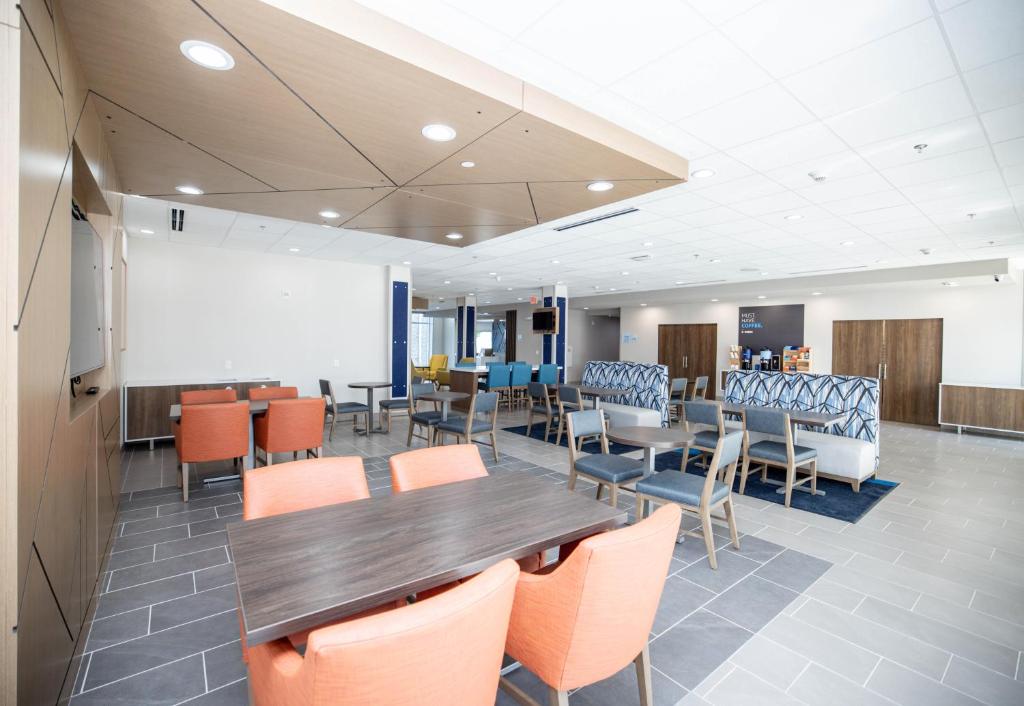 Holiday Inn Express & Suites Tampa Stadium - Airport Area by IHG photo 4