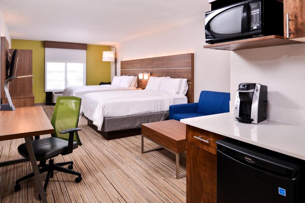 Holiday Inn Express Hotel & Suites Tampa-Anderson Road-Veterans Exp by IHG photo 2
