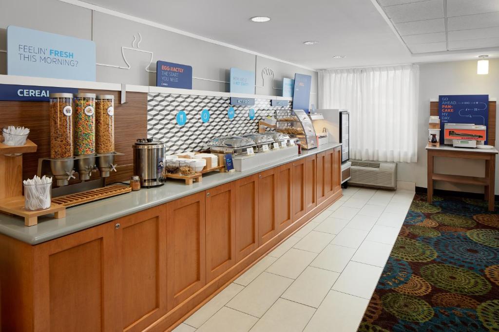 Holiday Inn Express Romulus / Detroit Airport by IHG photo 4