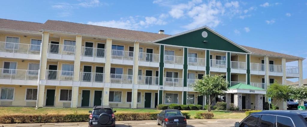HomeTowne Studios by Red Roof Dallas - Irving, photo 1