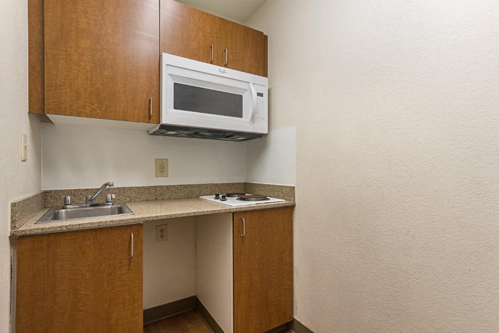 HomeTowne Studios by Red Roof Dallas - Irving photo 3