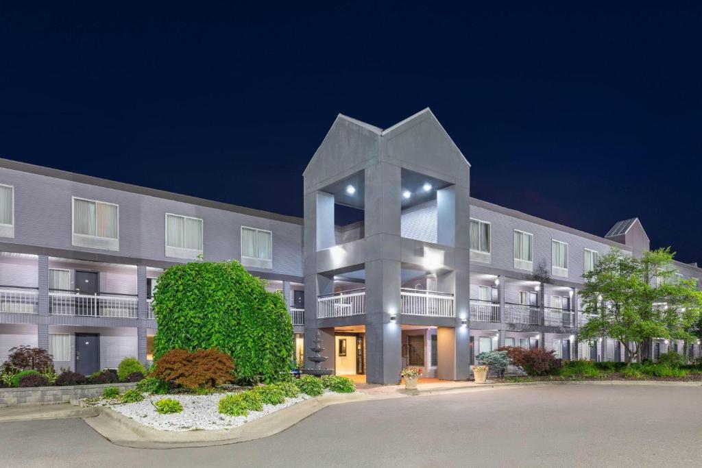 Howard Johnson by Wyndham Romulus Detroit Metro Airport, photo 1