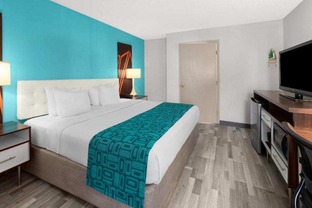 Howard Johnson by Wyndham Romulus Detroit Metro Airport photo 2