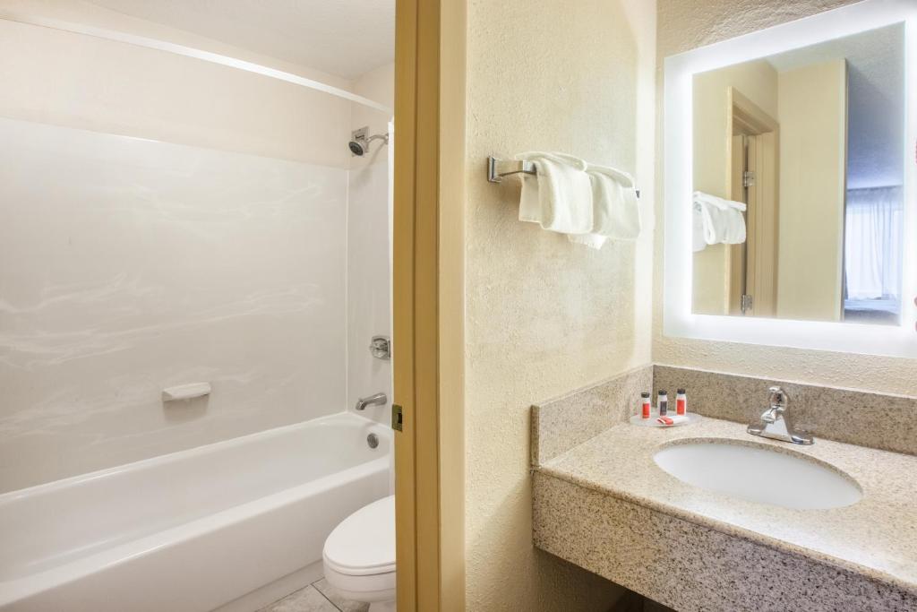 Howard Johnson by Wyndham Romulus Detroit Metro Airport photo 3
