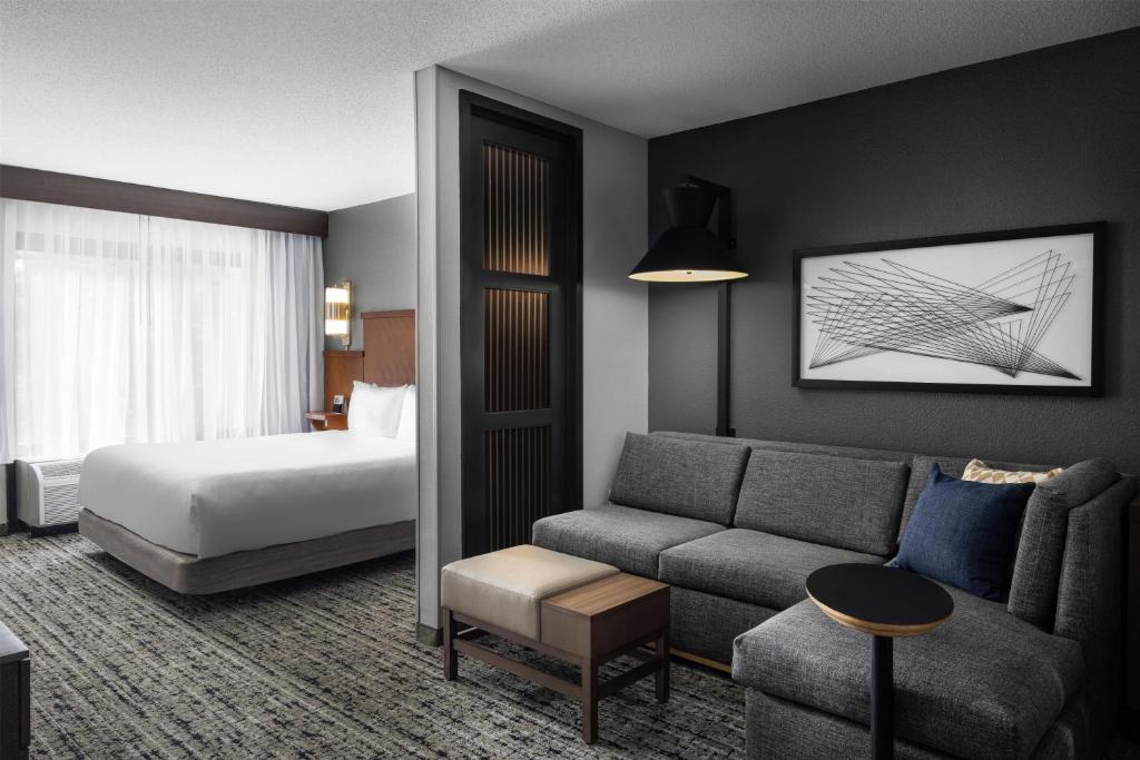 Hyatt Place Charlotte Airport/Lake Pointe photo 2