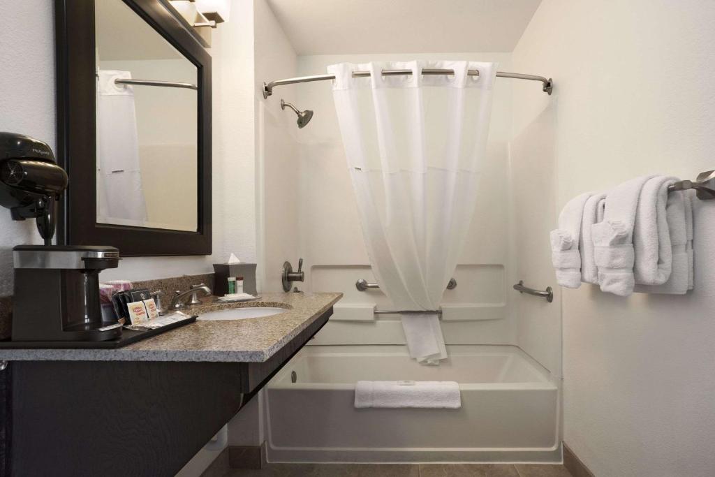 Infinity Inn & Suites photo 3