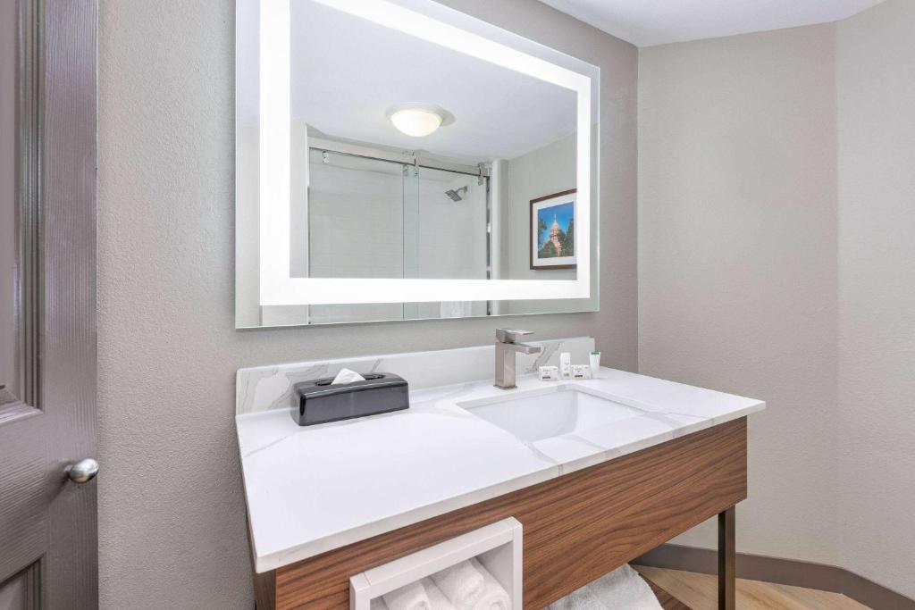 La Quinta by Wyndham Dallas DFW Airport North photo 2