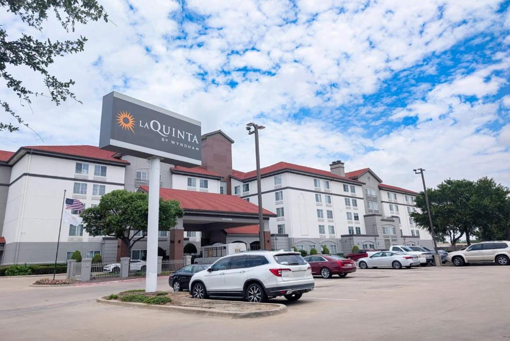 La Quinta by Wyndham DFW Airport South / Irving photo 2