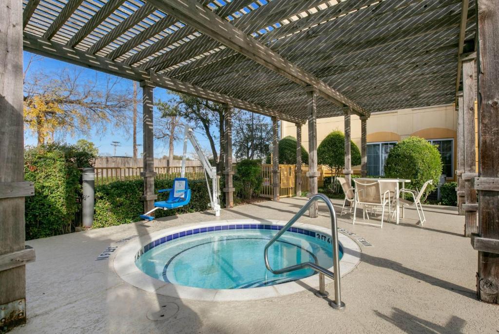 La Quinta by Wyndham DFW Airport South / Irving photo 4