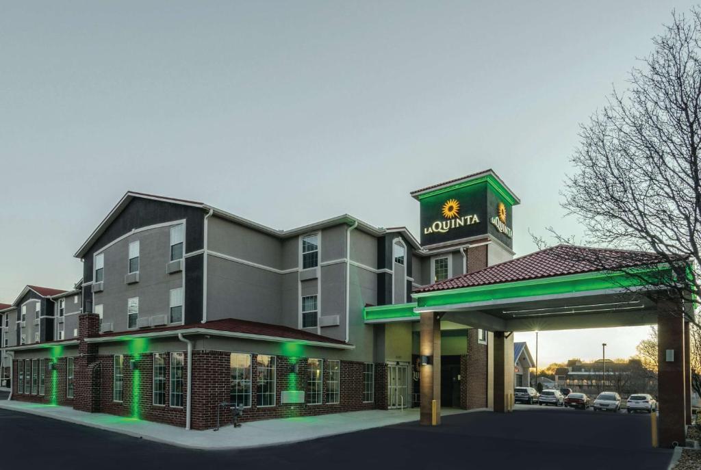 La Quinta by Wyndham Kansas City Airport, photo 1