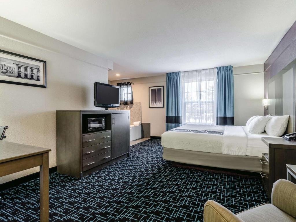 La Quinta by Wyndham Kansas City Airport photo 2