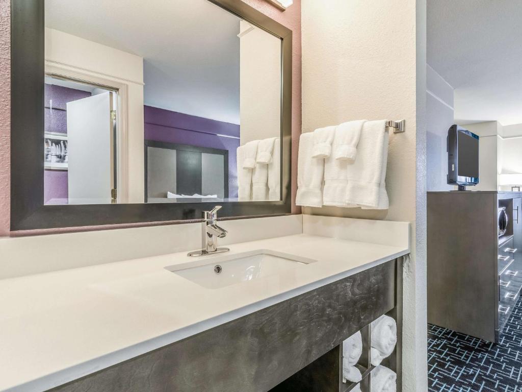 La Quinta by Wyndham Kansas City Airport photo 3