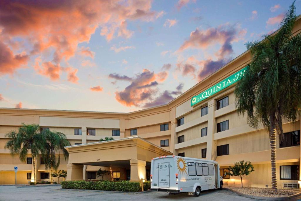La Quinta by Wyndham Miami Airport East photo 2