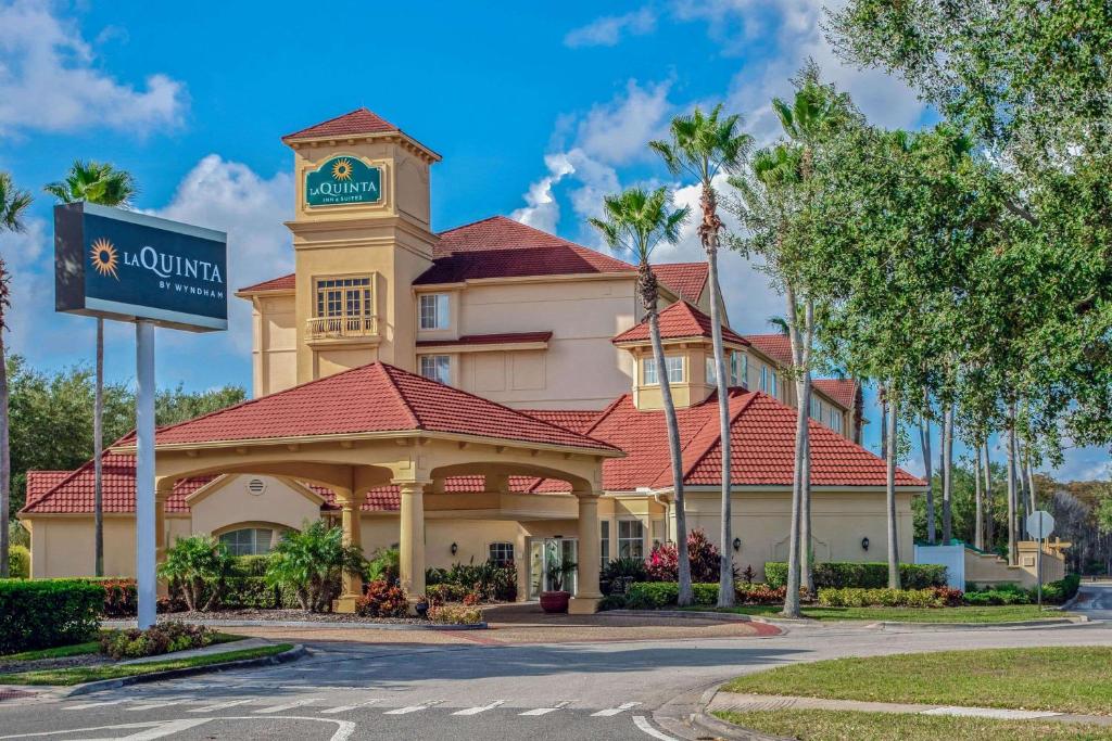 La Quinta by Wyndham Orlando Airport - On Property Food Trucks & Free Airport Shuttle! photo 4