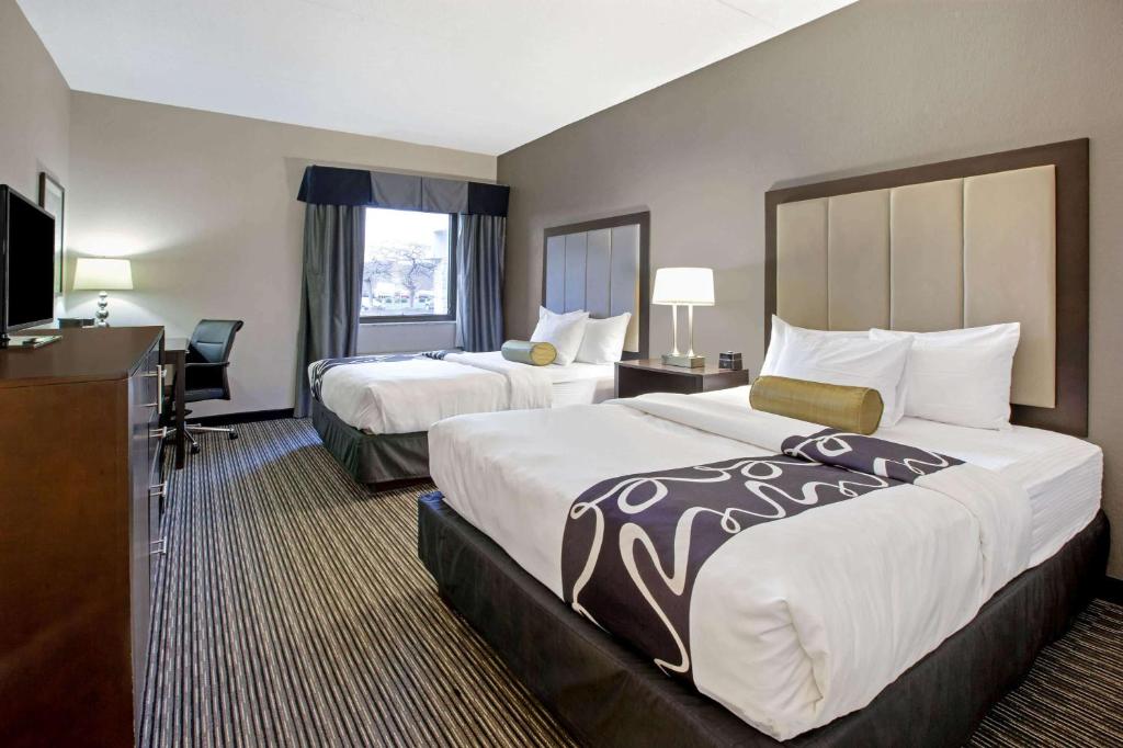 La Quinta Inn & Suites by Wyndham Detroit Metro Airport photo 2