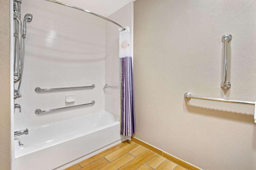 La Quinta Inn & Suites by Wyndham Detroit Metro Airport photo 3