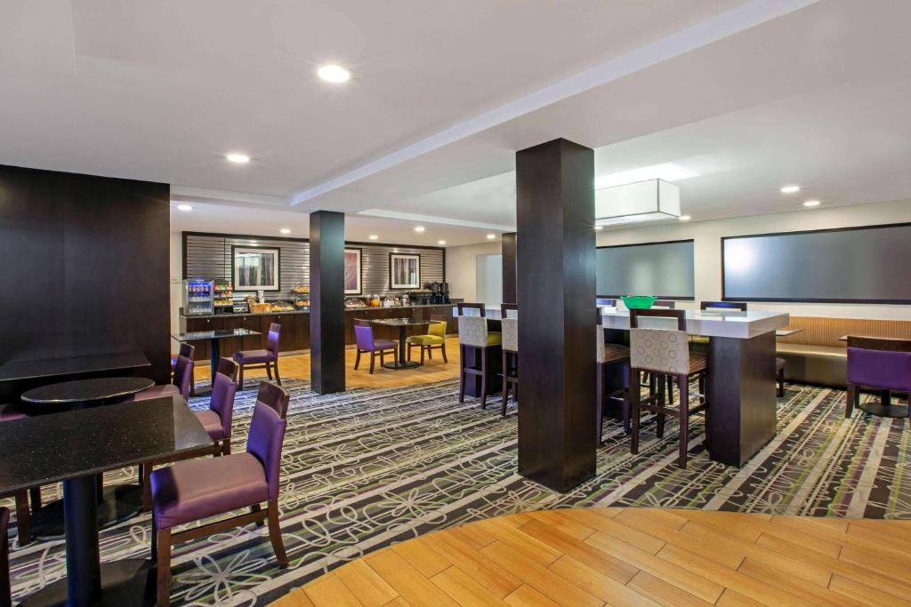 La Quinta Inn & Suites by Wyndham Detroit Metro Airport photo 4