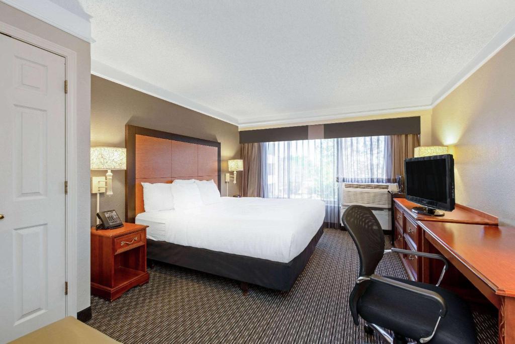 La Quinta Inn & Suites by Wyndham New Orleans Airport photo 3