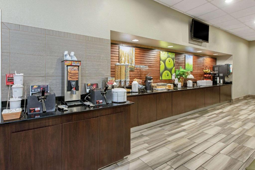 La Quinta Inn & Suites by Wyndham New Orleans Airport photo 4