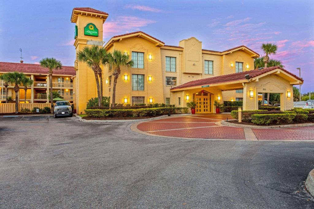 La Quinta Inn by Wyndham Orlando Airport West photo 2