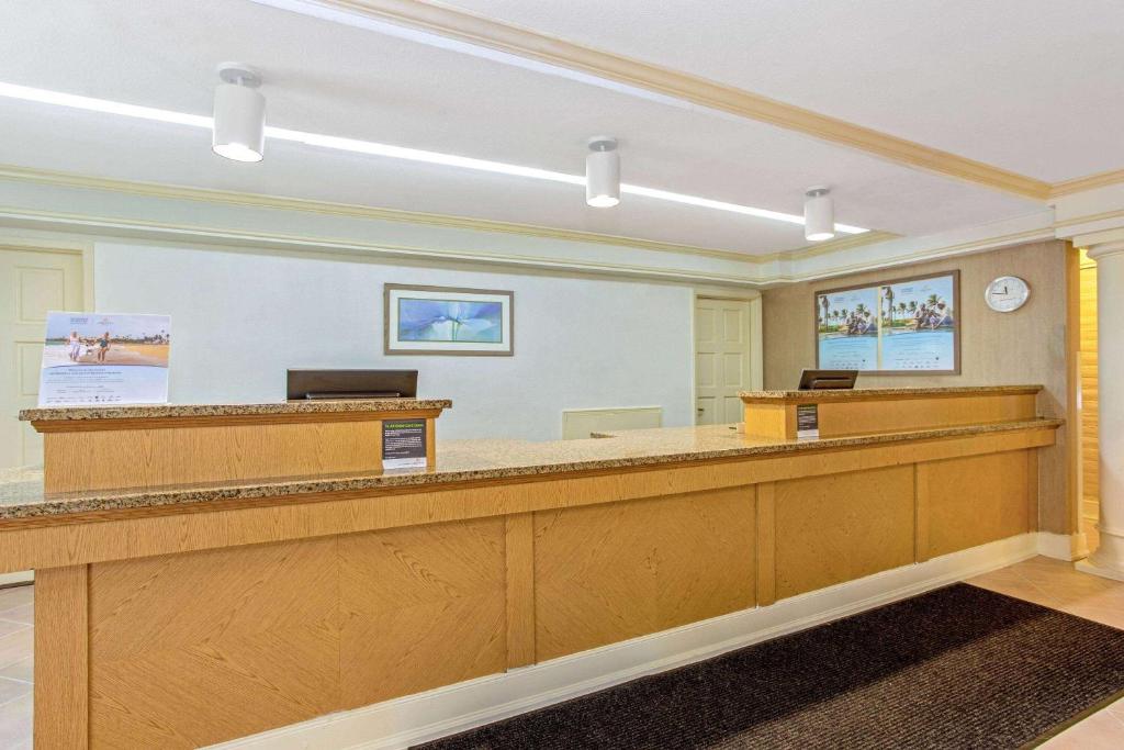 La Quinta Inn by Wyndham Orlando Airport West photo 3