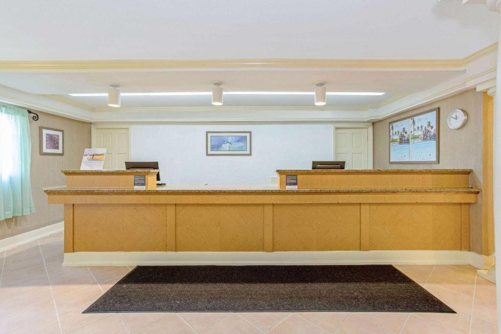 La Quinta Inn by Wyndham Orlando Airport West photo 4