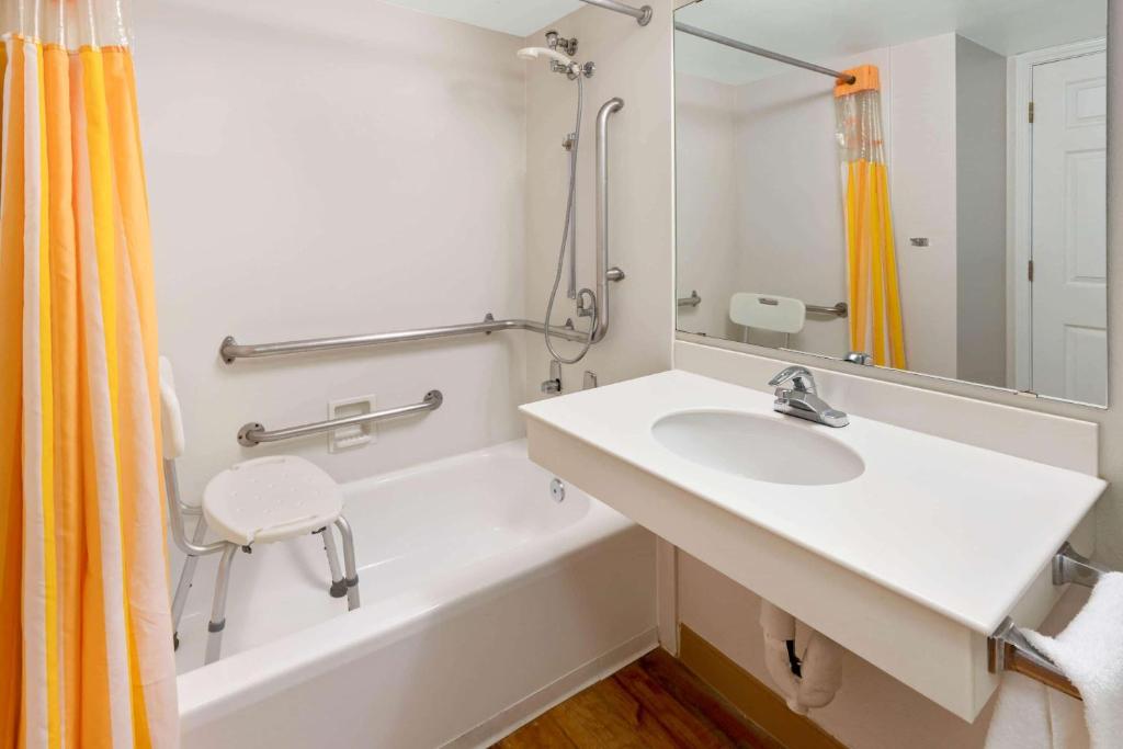 La Quinta Inn by Wyndham Phoenix Sky Harbor Airport photo 3