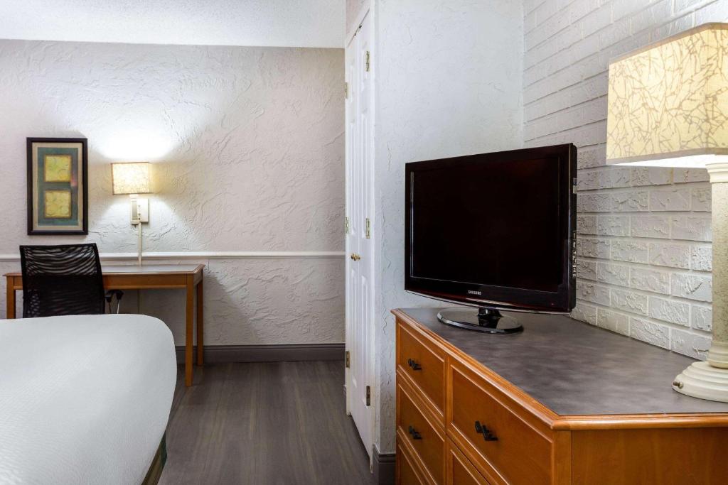 La Quinta Inn Tampa Airport Stadium Westshore photo 4