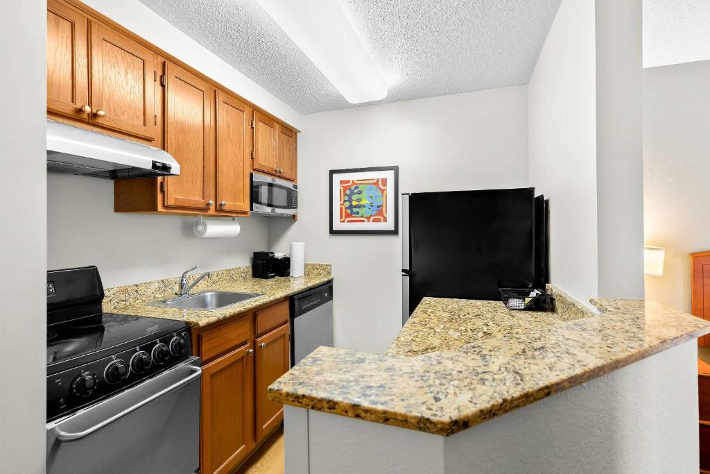 MainStay Suites Middleburg Heights Cleveland Airport, photo 1