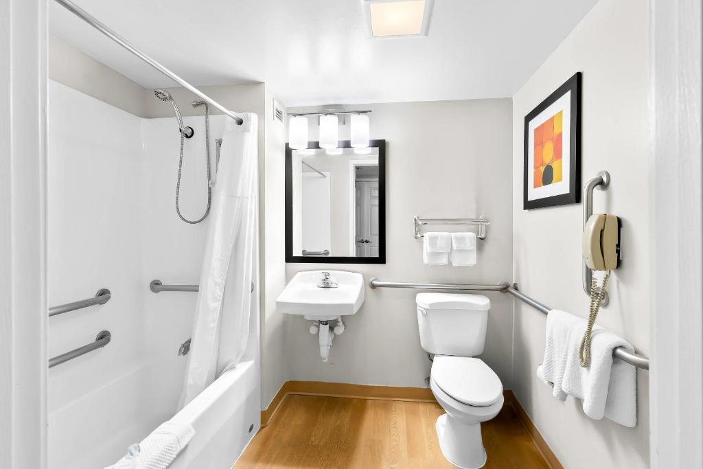 MainStay Suites Middleburg Heights Cleveland Airport photo 3