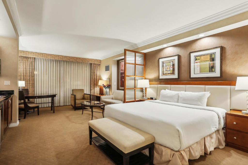 MGM Signature Deluxe Balcony Strip View Suite, photo 1