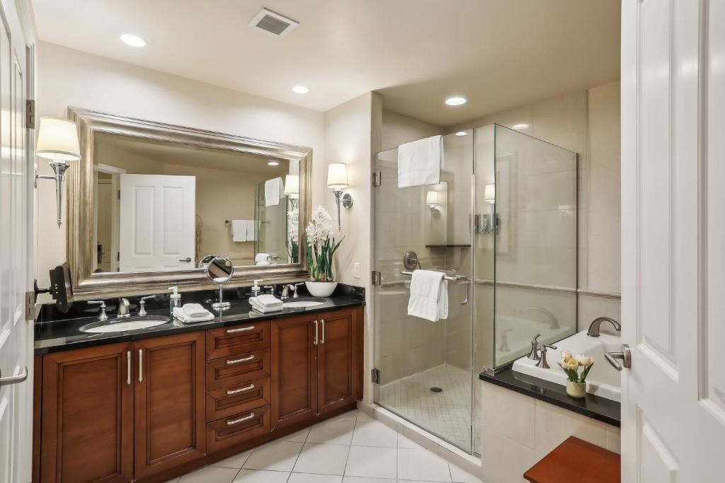 MGM Signature Deluxe Balcony Strip View Suite photo 2