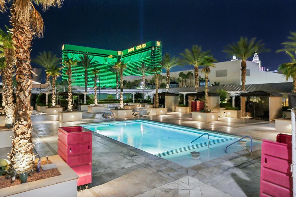 MGM Signature Deluxe Balcony Strip View Suite photo 3