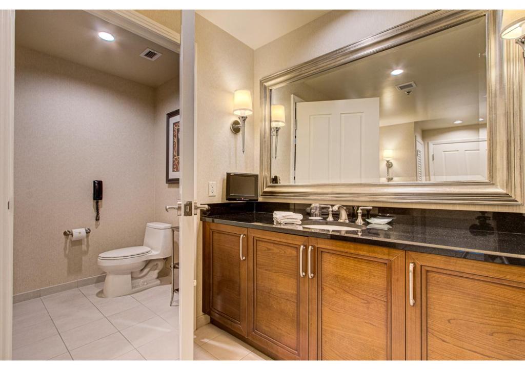 MGM Signature Top Floor 1 BR 2 BA Penthouse with Balcony, Strip and Sphere Views photo 3