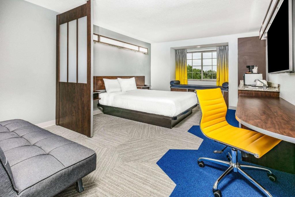 Microtel Inn & Suites by Wyndham Austin Airport photo 2