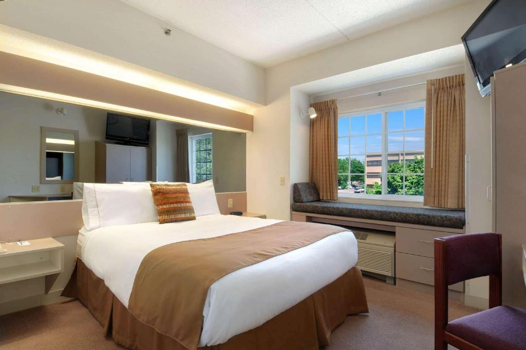 Microtel Inn & Suites by Wyndham Bloomington MSP Airport photo 2